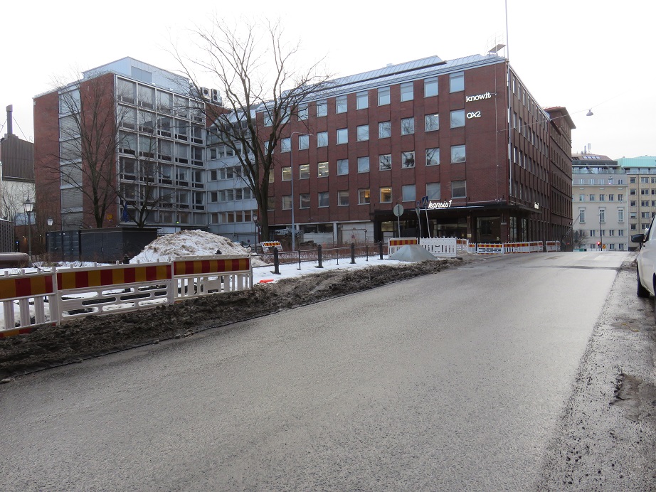 Kansakoulukatu Annankadun suunnasta katsottuna, Kansakoulukuja kuvassa punatiilisen rakennuksen kohdalla vasemmalla.
