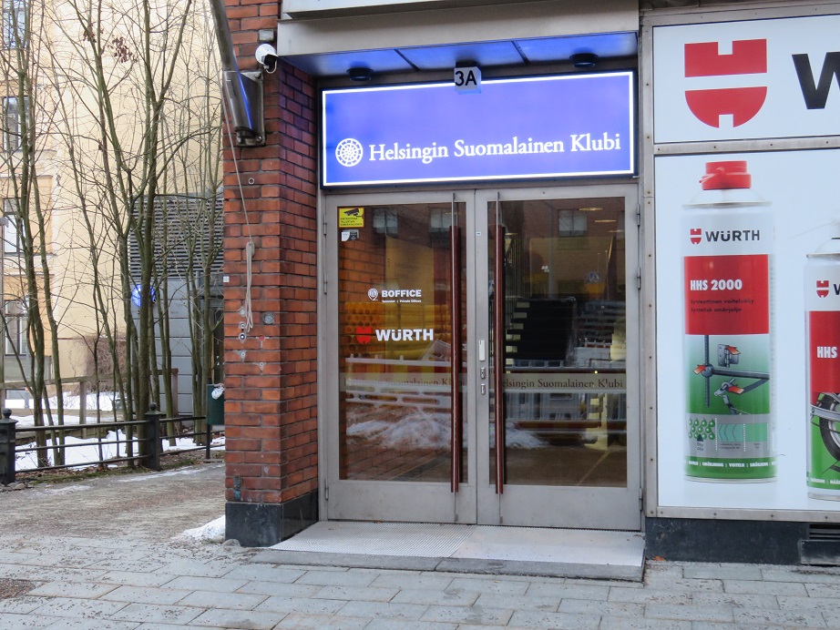 Sisäänkäynti Kansakoulukujalta Helsingin Suomalaisen Klubin ulko-ovesta.